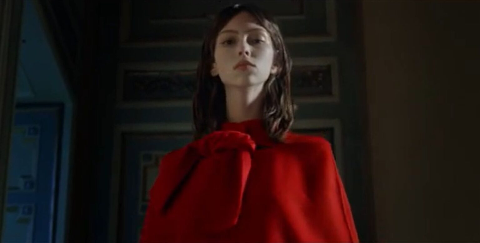 Una modella in rosso Valentino