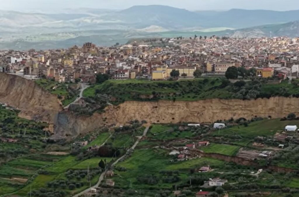 Niscemi peggio del Vajont, ma secondo gli esperti spariranno altri 30 metri di città Un'immagine della frana di Niscemi