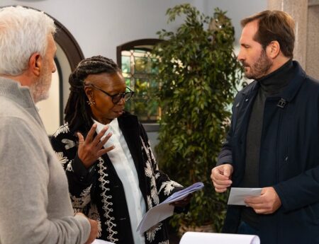 Whoopi Goldberg pronta al debutto in Un posto al sole: tutto quello che sappiamo sul suo personaggio Whoopi Goldberg sul set di Un posto al sole