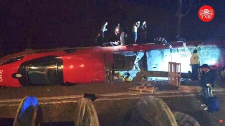 Le operazioni di soccorso dei superstiti dopo l'incidente in Andalusia