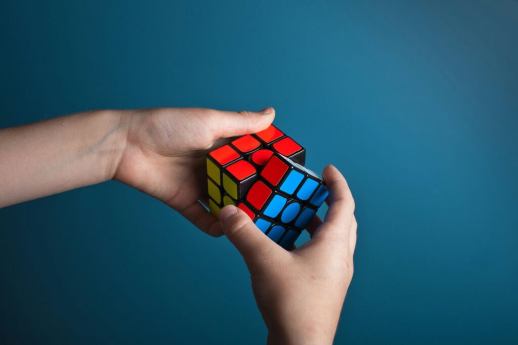 Cubo di Rubik: il metodo a strati per risolverlo che ti fa sembrare un genio in 10 minuti bimbo gioca con cubo di Rubik