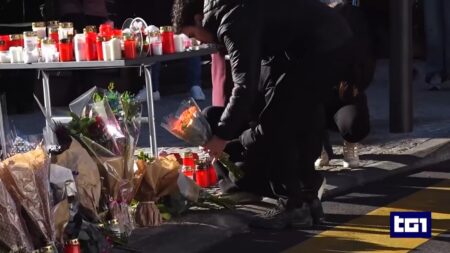 Strage di Crans-Montana, l’Italia si ferma a dire addio alle sue giovani vittime. Un minuto di silenzio in tutte le scuole Un ragazzo depone un mazzo di fiori sul luogo della tragedia
