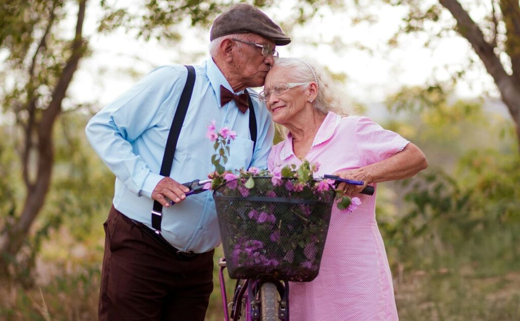 coppia di anziani innamorati