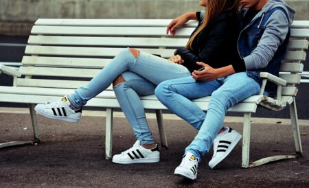Due ragazzi che indossano gli skinny jeans, molto in voga nel 2016