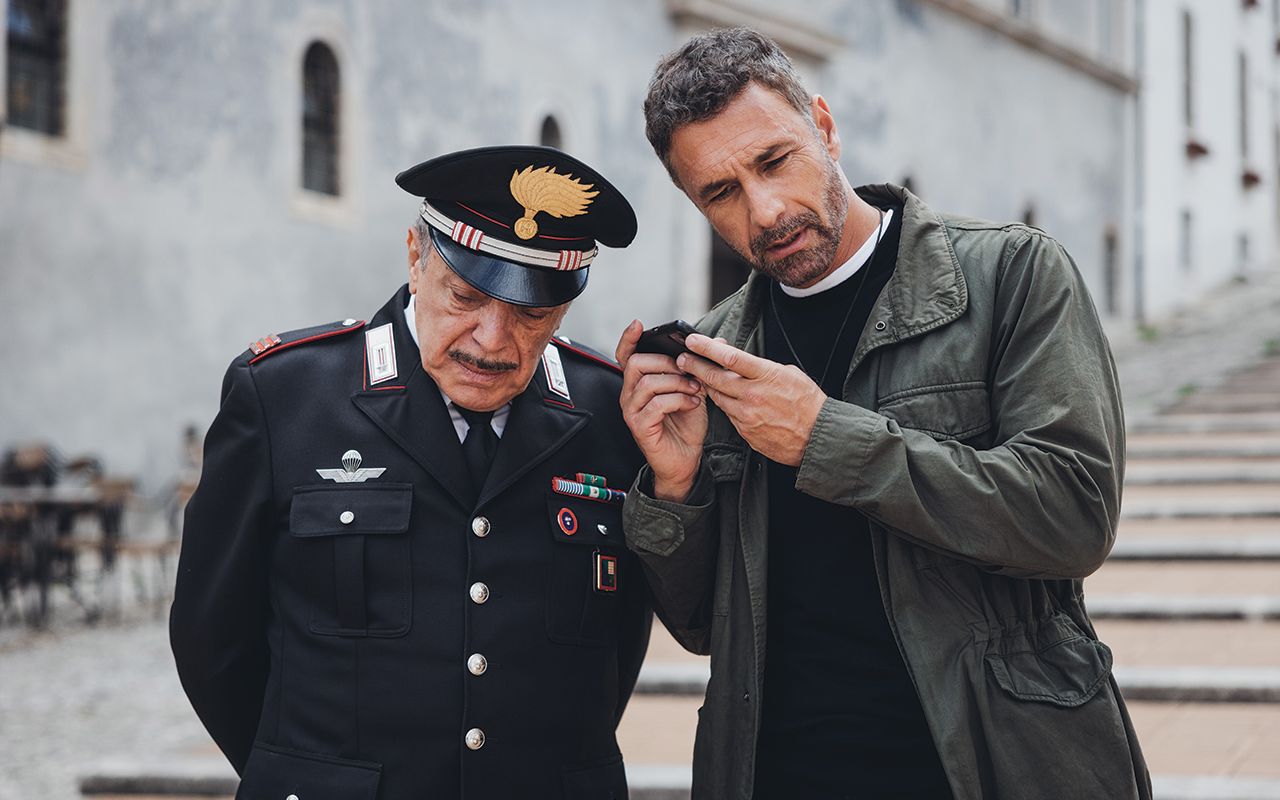 Raul Bova e Nino Frassica in una scena di Don Matteo