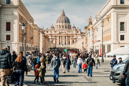 Giubileo 2025, domani la Chiusura della Porta Santa della Basilica di San Pietro. Oltre 33 milioni di pellegrini a Roma in un solo anno La Basilica di San Pietro vista da Piazza Pia a Roma