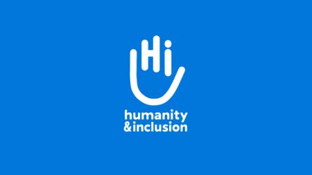 Humanity & Inclusion: cos’è l’organizzazione di Alberto Trentini che ha salvato migliaia di vite (e vinto il Nobel) Il logo di Humanity & Inclusion