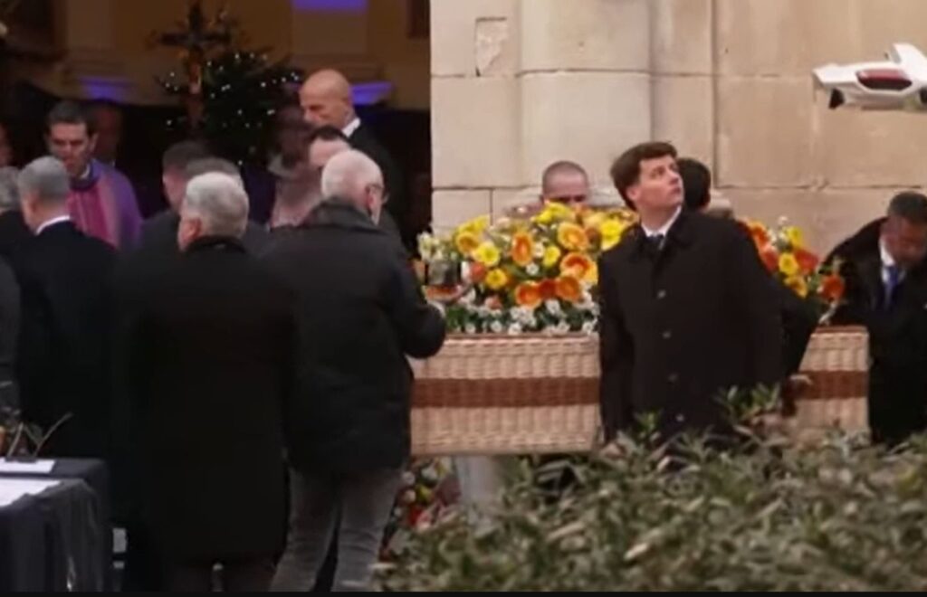 Brigitte Bardot è morta di cancro: il marito svela gli ultimi istanti e il soprannome segreto nel giorno del funerale di BB (c’era anche Marine Le Pen) la salma di Bardot arrivata in chiesa