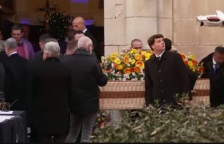 Brigitte Bardot è morta di cancro: il marito svela gli ultimi istanti e il soprannome segreto nel giorno del funerale di BB (c’era anche Marine Le Pen) la salma di Bardot arrivata in chiesa