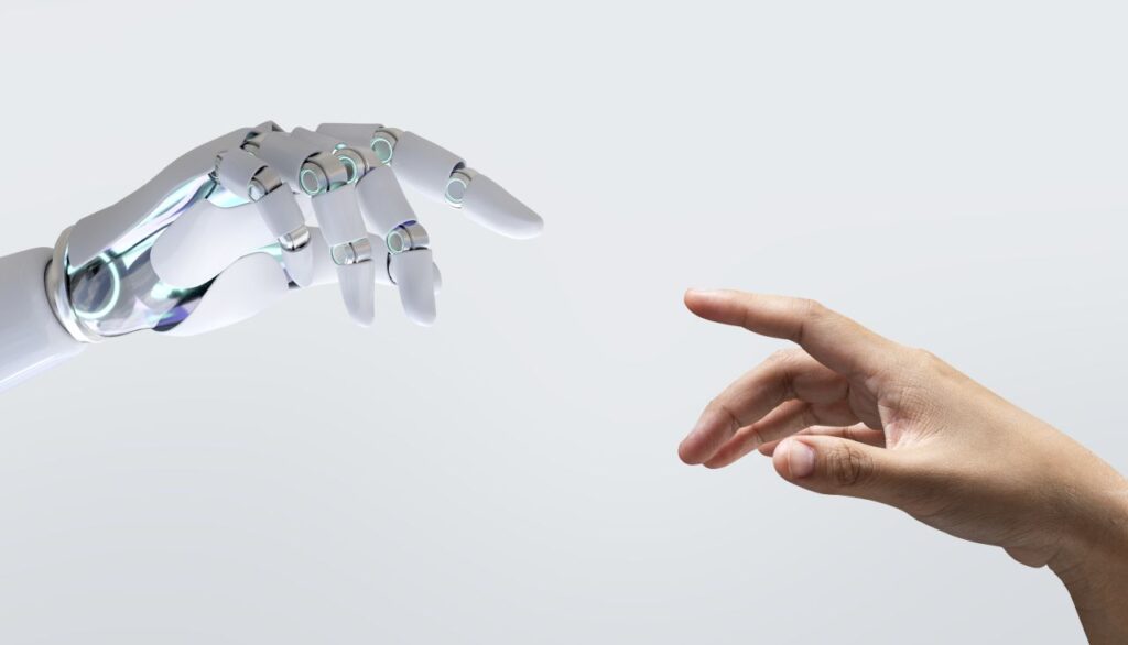 mano robotica che sfiora mano umana