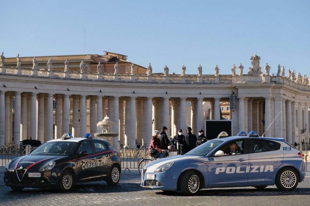 Carabinieri e Polizia in piazza San Pietro