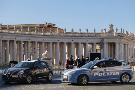 Carabinieri e Polizia in piazza San Pietro