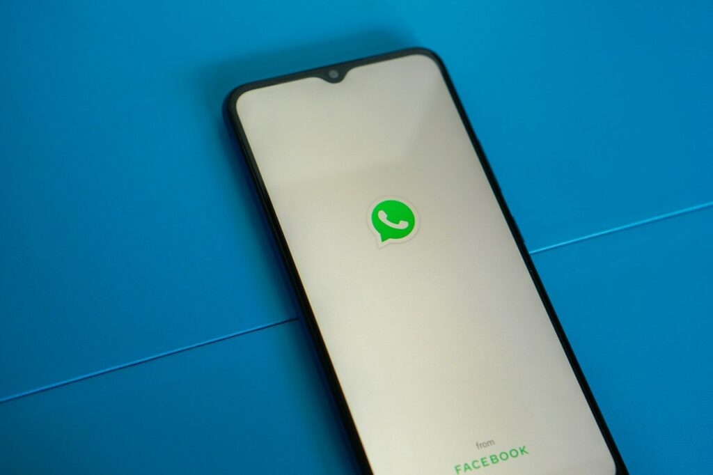 La schermata di avvio di WhatsApp su smartphone