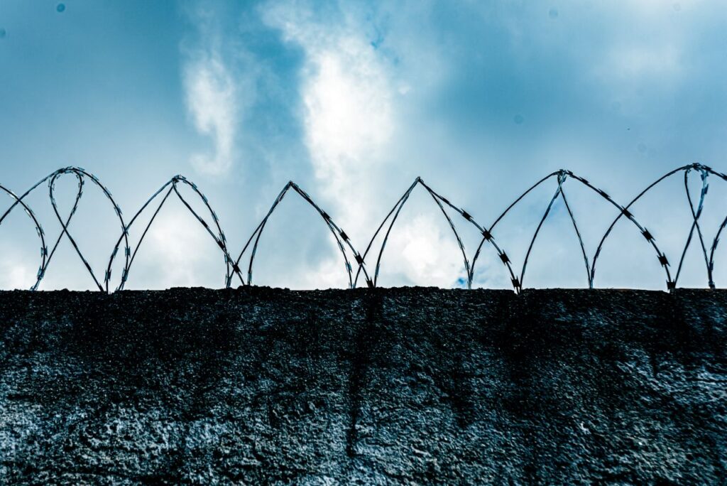 muro con filo spinato