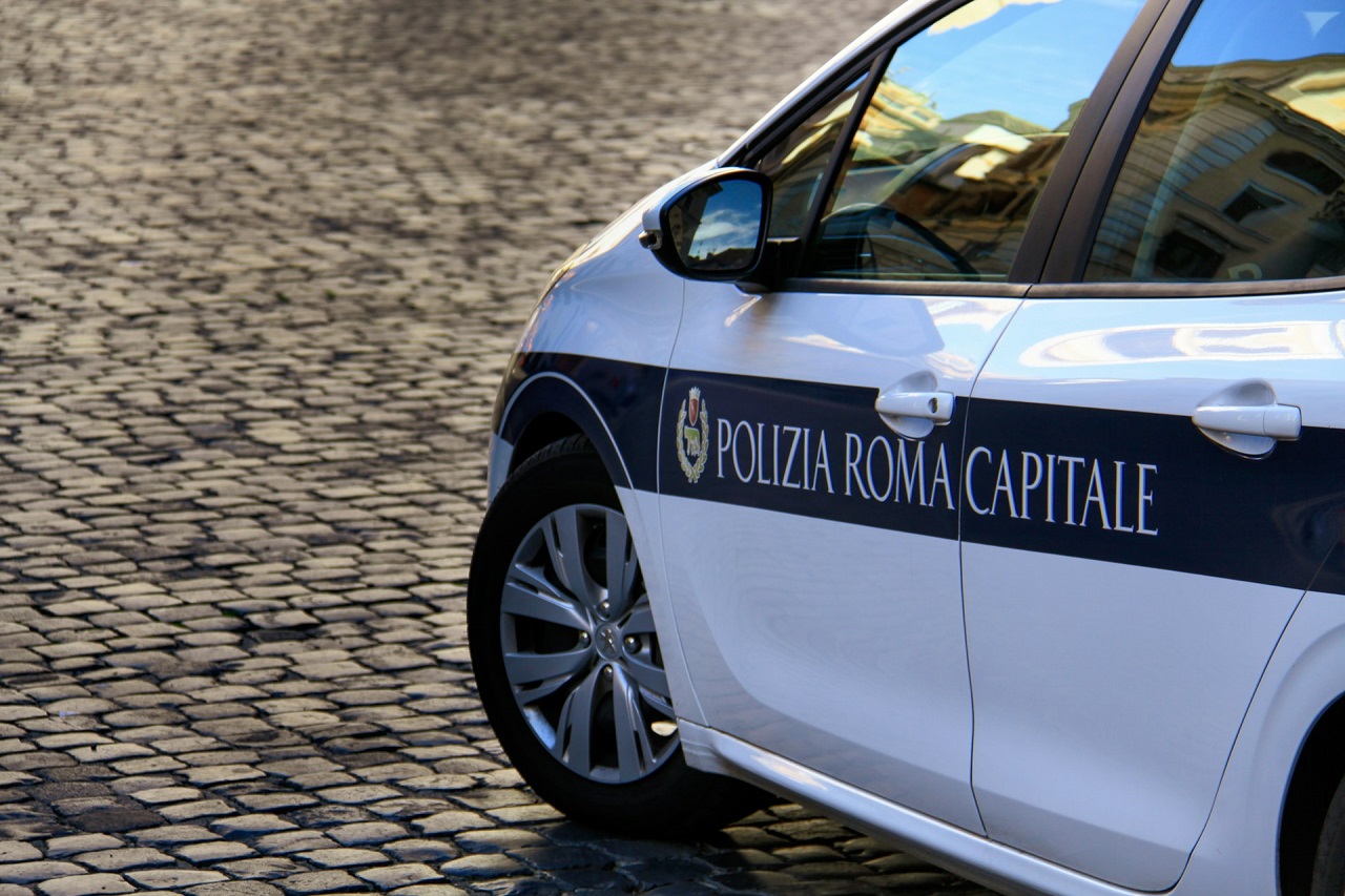 Un'auto della polizia a Roma