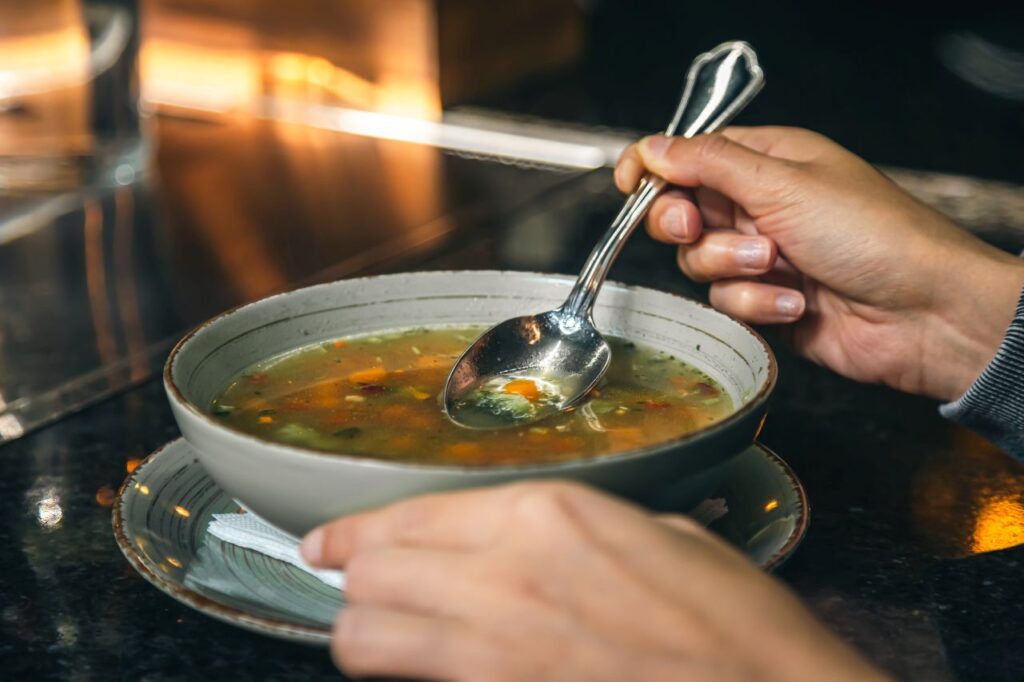 Conosci i brodi perpetui? Non smettono mai cuocere (e sono buonissimi) persona che mangia brodo