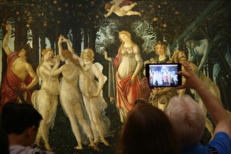 persona fotografa La Primavera del Botticelli agli Uffizi di Firenze