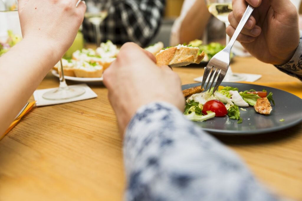 Europa vs. USA: la lotta è anche su come si usano forchetta e coltello persone che mangiano