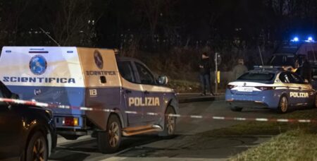 polizia scientifica sul luogo dell'omicidio a Rogoredo