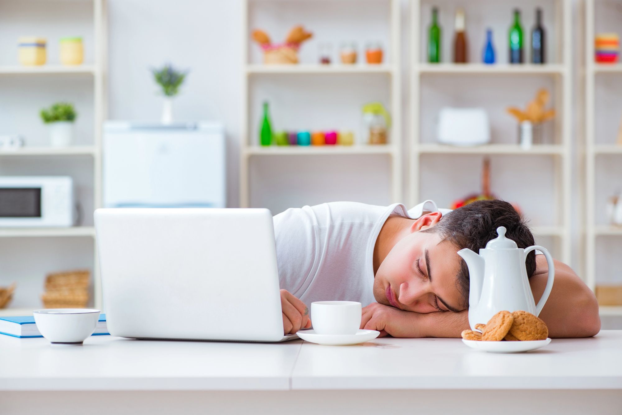 ragazzo addormentato davanti a PC