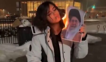 “Donna, vita, libertà” cosa vuol dire lo slogan che i protestanti in Iran gridano con orgoglio ragazza accende sigaretta con foto Khamenei