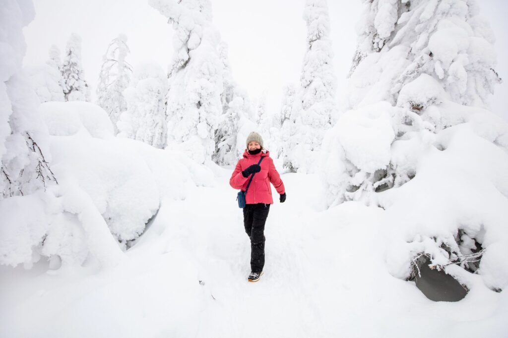 ragazza che cammina felice nella neve