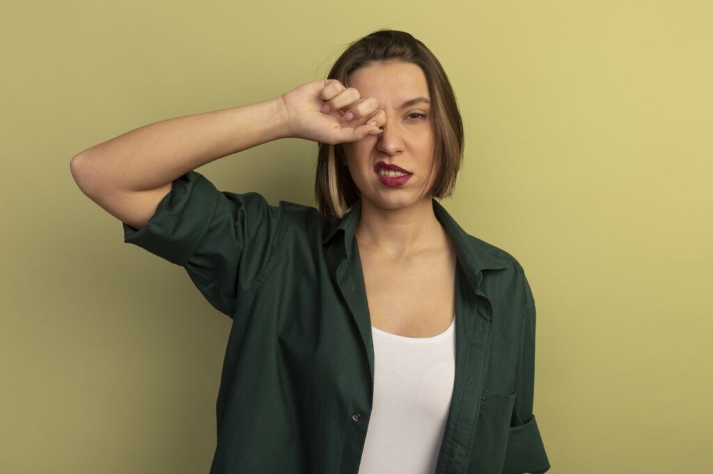 ragazza che si stropiccia gli occhi