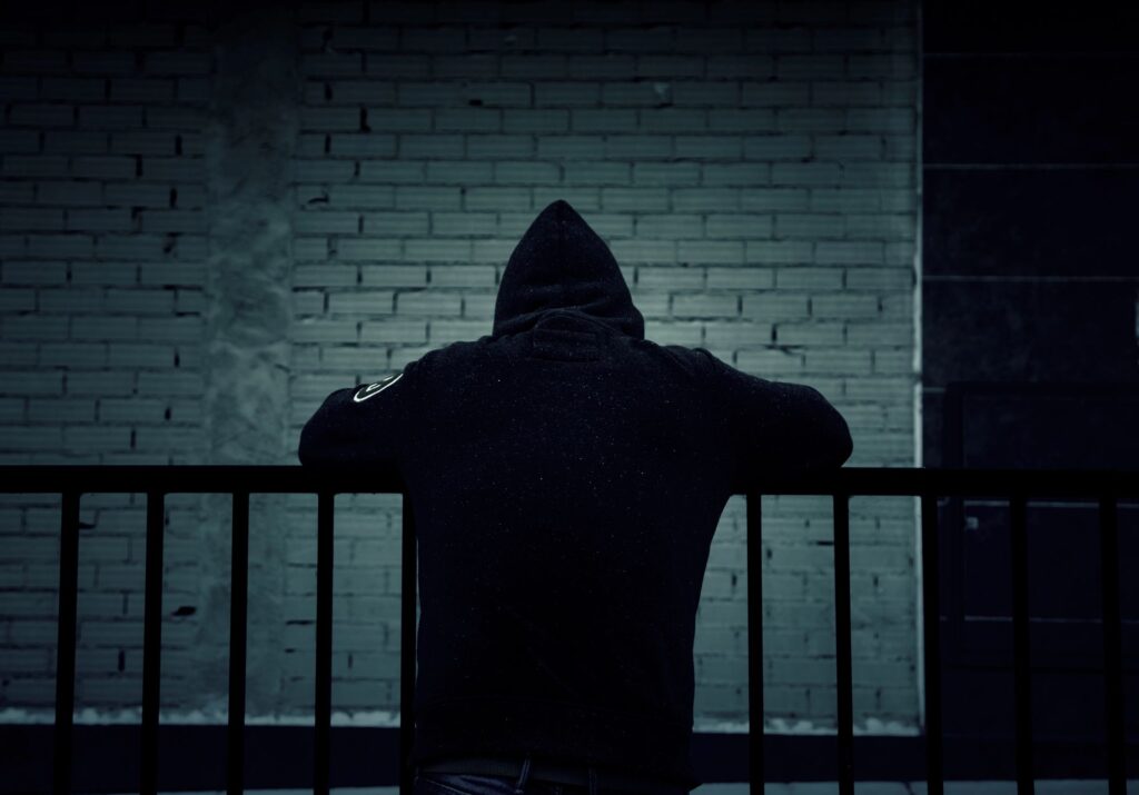 ragazzo con felpa visto da dietro