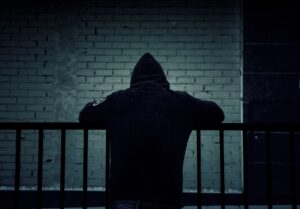 ragazzo con felpa visto da dietro