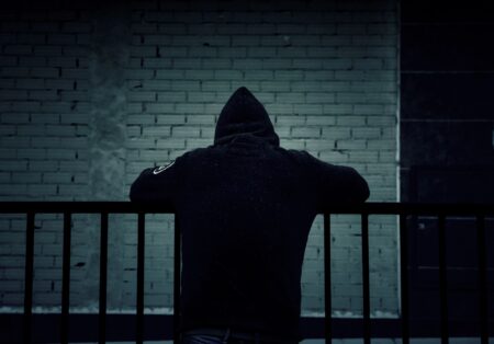 ragazzo con felpa visto da dietro