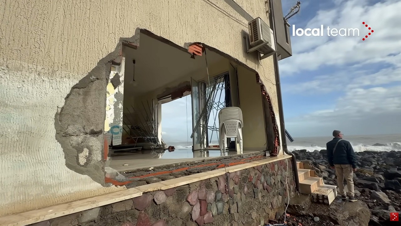 Un palazzo sventrato dalle onde a Riposto (Catania)