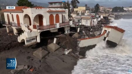 Una villa spezzata in due a Sant'Anna (Catania)
