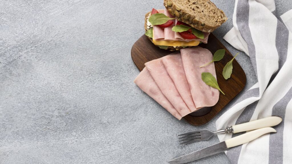 un panino col prosciutto cotto