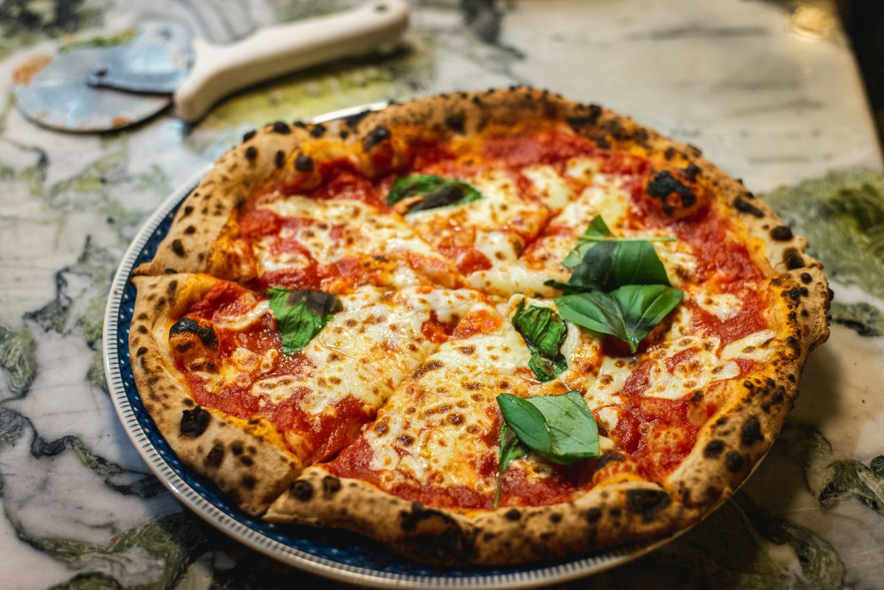 una pizza margherita