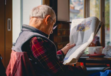 Uomo che legge giornale