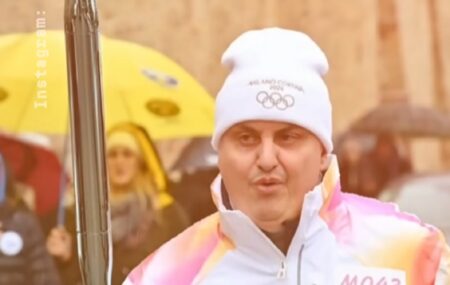 Gabriele Sbattella, alias l'Uomo Gatto, tedoforo per Milano-Cortina 2026