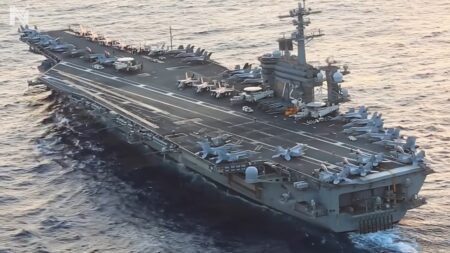 La portaerei americana USS Abraham Lincoln