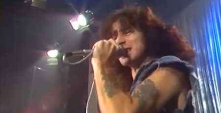 Come morì Bon Scott, primo cantante degli AC/DC? La band gli tributò un album storico Bon Scott