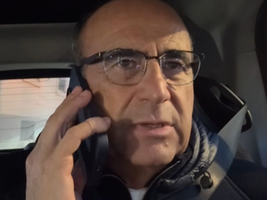 Carlo Conti durante l'annuncio dei nuovi co-conduttori di Sanremo 2026Carlo Conti durante l'annuncio dei nuovi co-conduttori di Sanremo