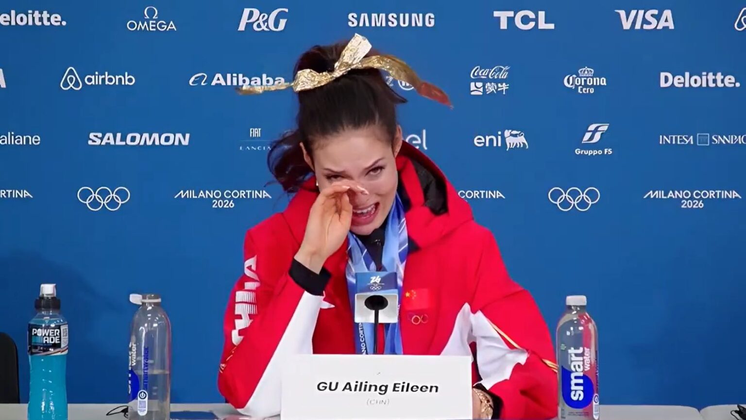 Eileen Gu in lacrime dopo la vittoria dell’oro olimpico nell’halfpipe: “Ho scoperto ora che mia nonna è morta” Eileen Gu in lacrime dopo l'oro