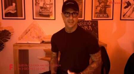 “Corpo e sessualità strumenti per ottenere lavoro”: Corona non molla su Signorini e Scotti, stasera nuova puntata di Falsissimo Fabrizio Corona