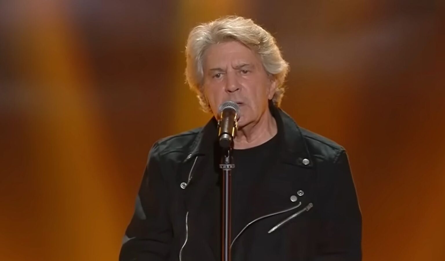 Fausto Leali riceve il premio alla carriera a Sanremo 2026: “Non ci si abitua mai a questo palco” Fausto Leali