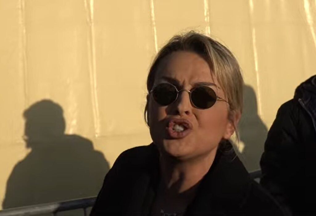 “Lavatevi!”, Francesca Pascale attacca un gruppo di attivisti per la Palestina a Viareggio, poi si difende: “Sola contro 40” Francesca Pascale a Viareggio