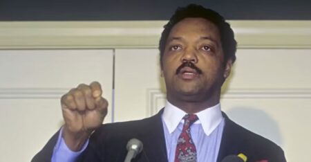 È morto il reverendo Jesse Jacskon, l’attivista che sfidò il razzismo per 50 anni e aprì la strada a Obama Jesse Jackson