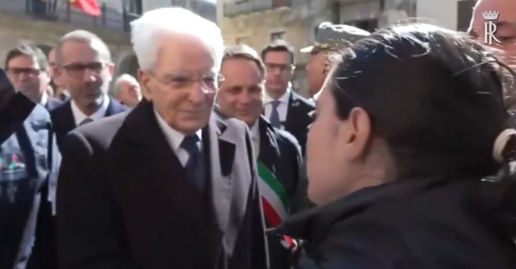 Mattarella a Niscemi dopo il disastro, una donna lo avvicina: “Ho perso una figlia, le parlo col cuore in mano, fate presto” La madre della piccola Aurora che parla con il presidente Mattarella