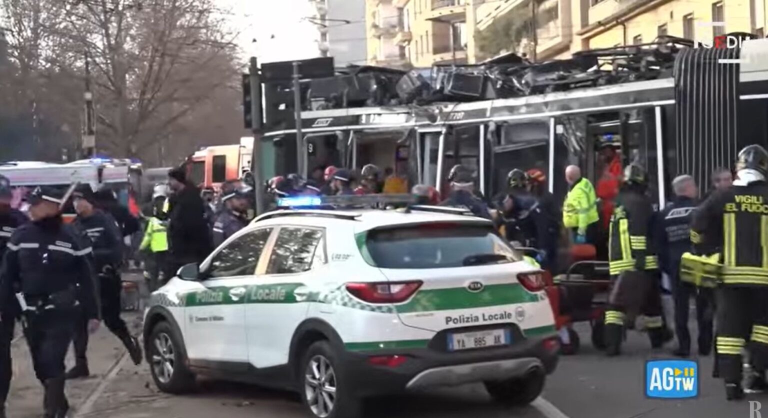 Le immagini del tram deragliato