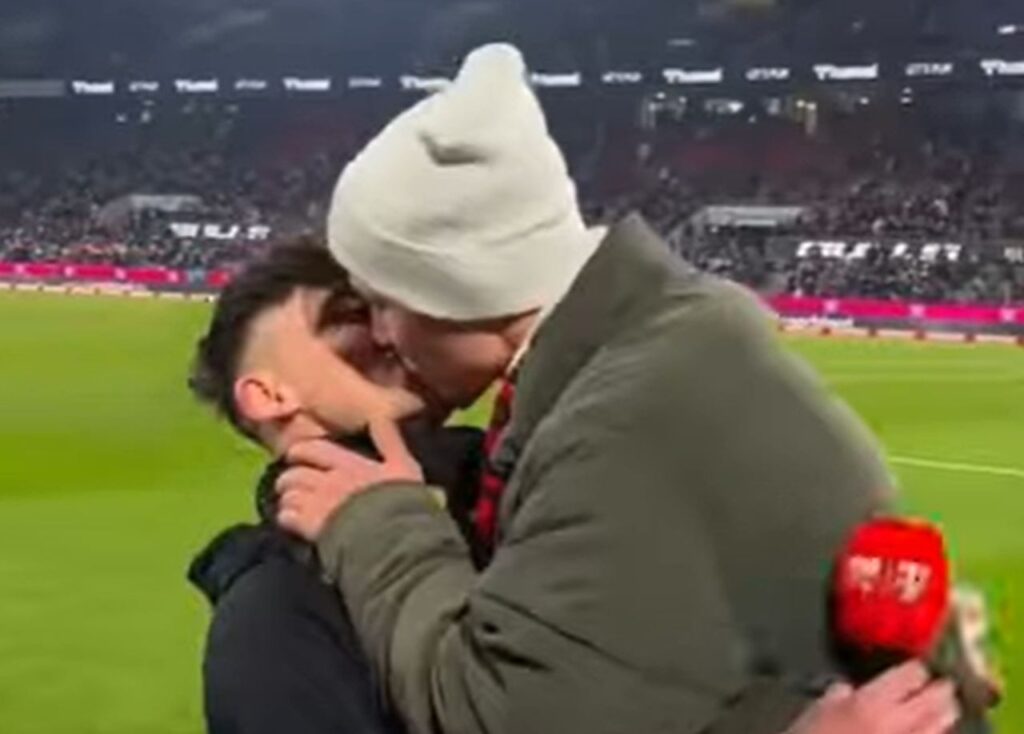 Arbitro chiede al compagno di sposarlo durante un match di Bundesliga, lo stadio esulta e il video è virale Pascal Kaiser bacia il suo compagno