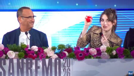 Pilar Fogliati a Sanremo 2026: tra l’emozione dell’Ariston e le ombre degli Epstein Files (dov’è finita senza saperne nulla): “Ho i brividi al pensiero” Pilar Fogliati stringe l'antistress