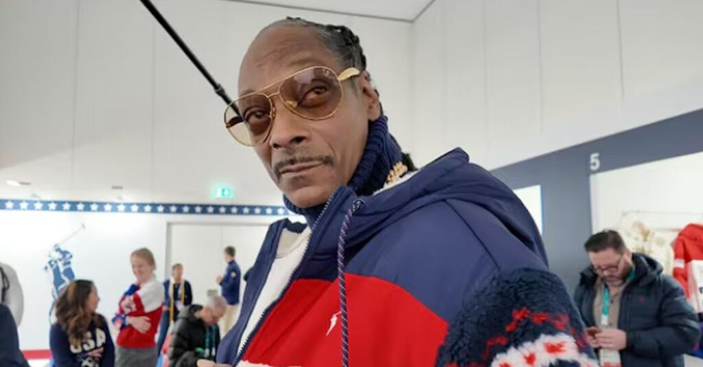 Snoop Dogg diventa il tedoforo più pop di Milano-Cortina 2026 e conquista Gallarate sotto la pioggia Snoop Dogg a Cortina