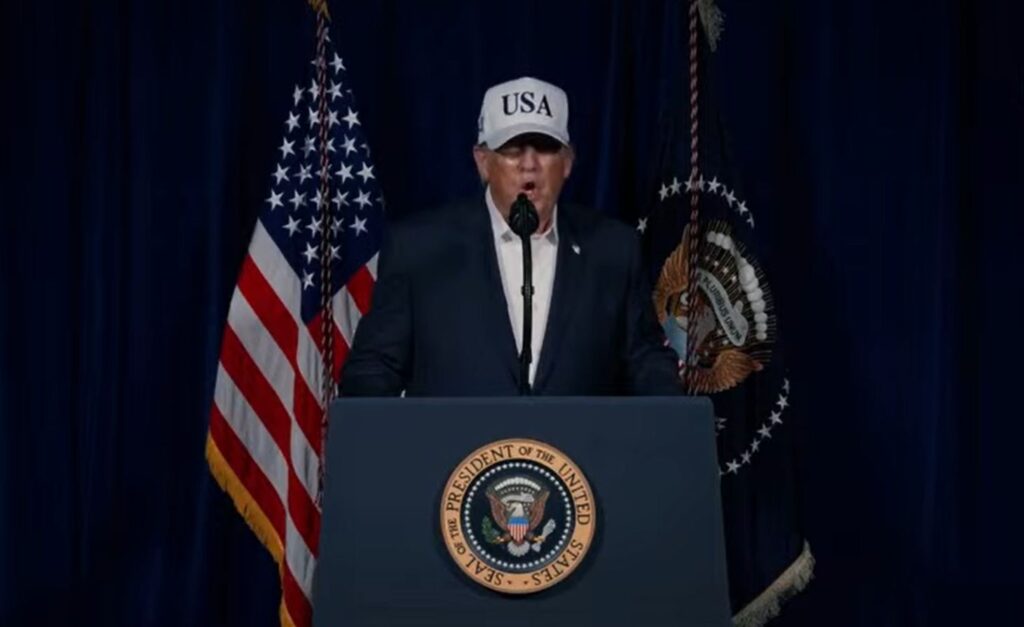 Trump che annuncia la guerra all'Iran